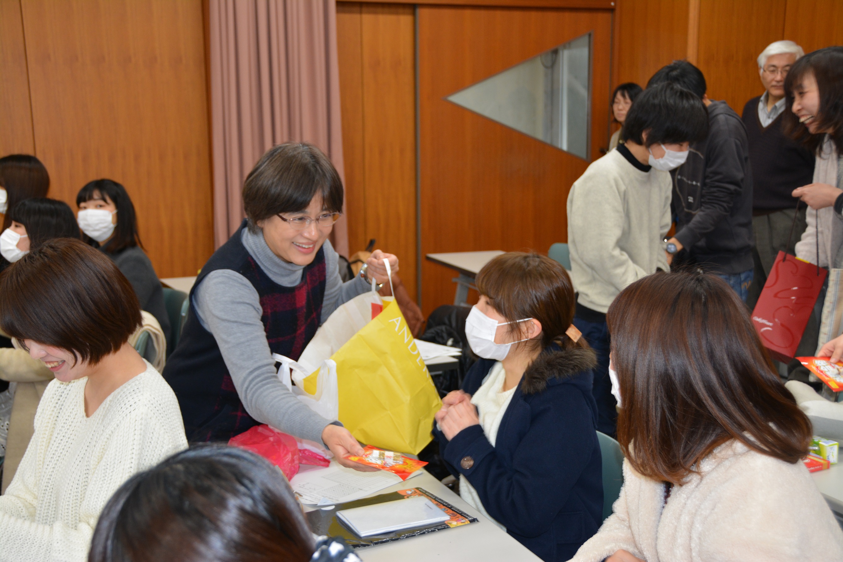 合格祈願グッズを受け取る受験生