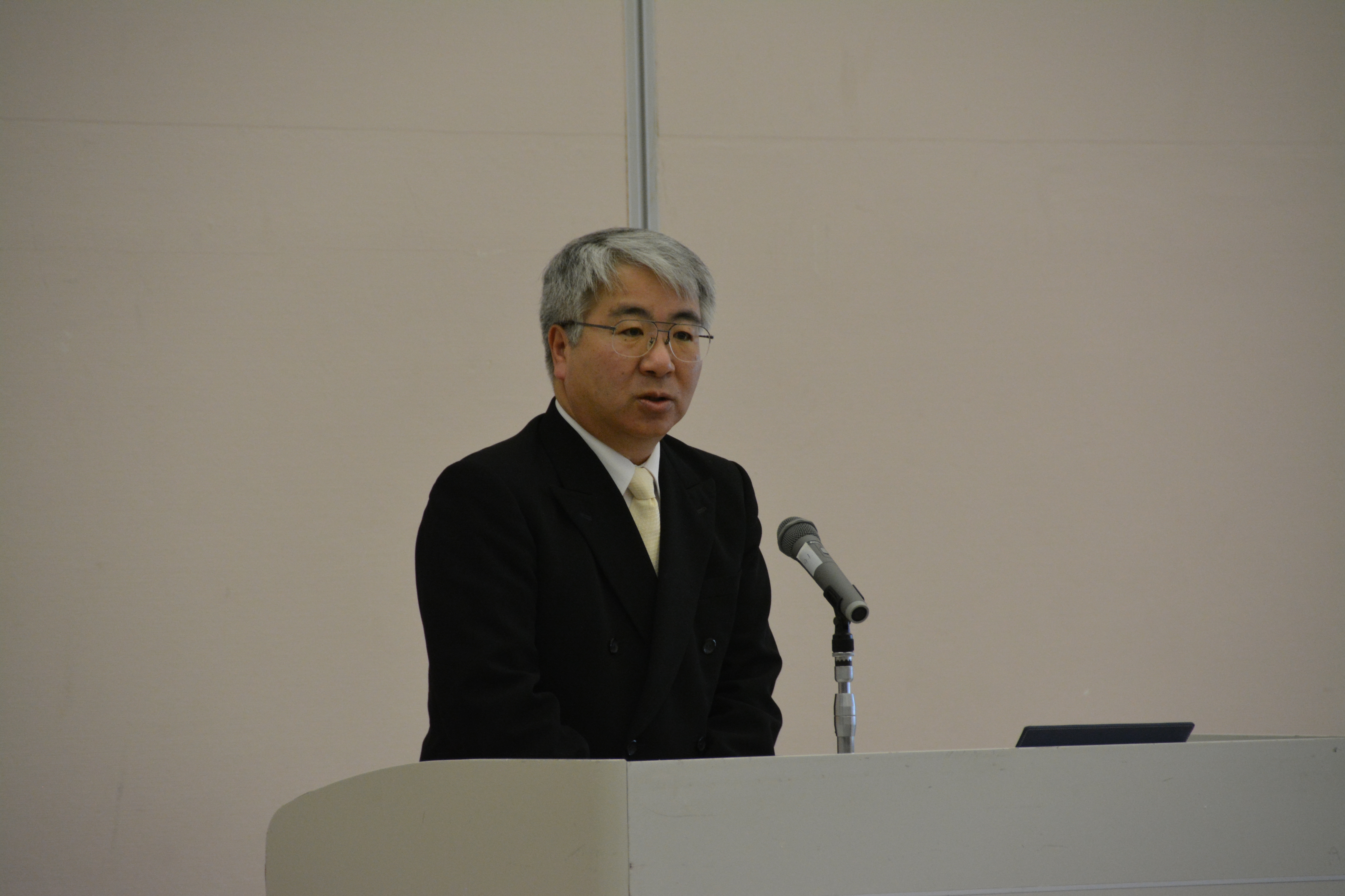 卒業生へ激励の言葉を贈る満田医学部長