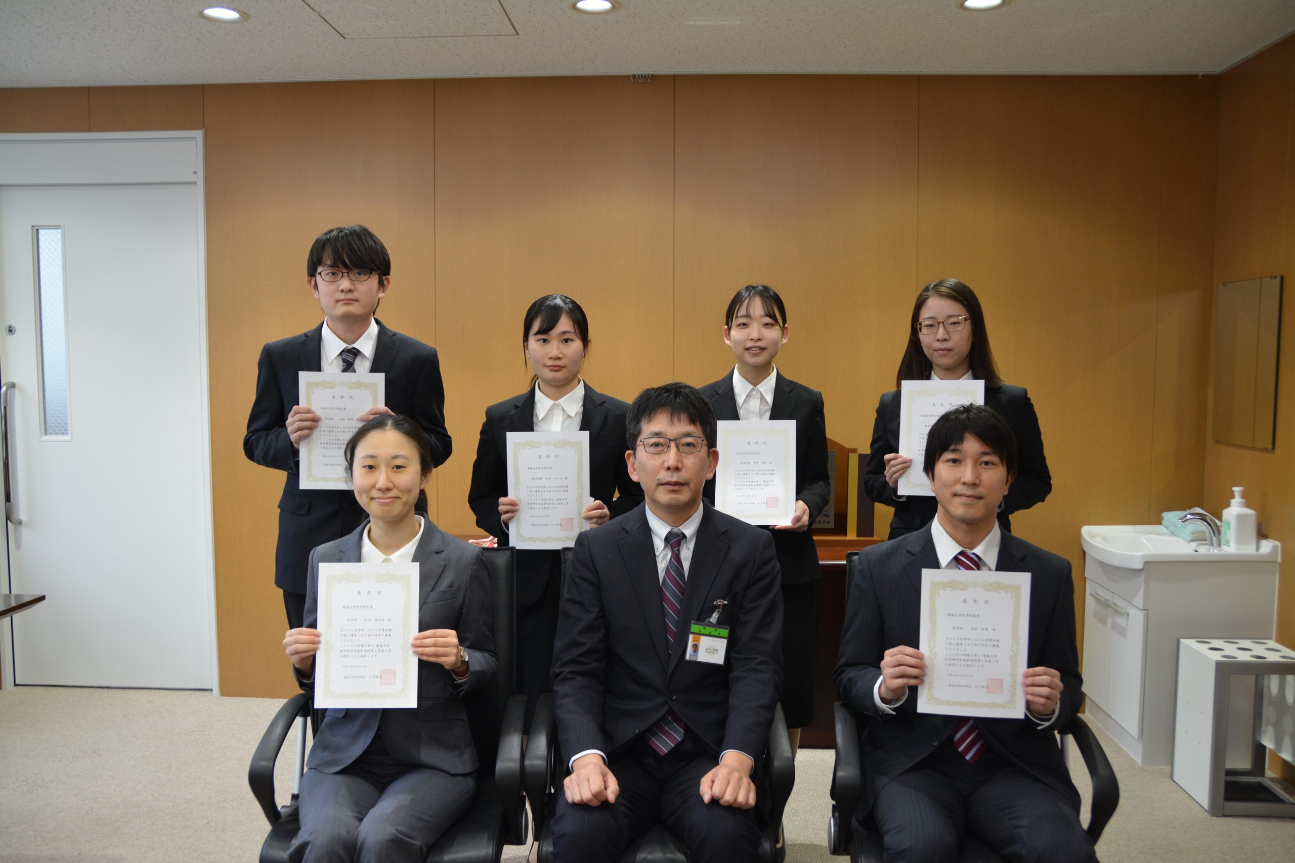 令和３年度愛媛大学医学部学生表彰を行いました。