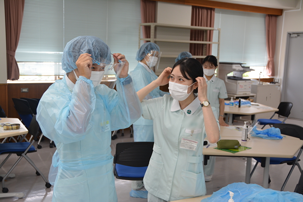 文部科学省「感染症医療人材養成事業」看護学科オリエンテーションにおける感染防御演習を実施しました